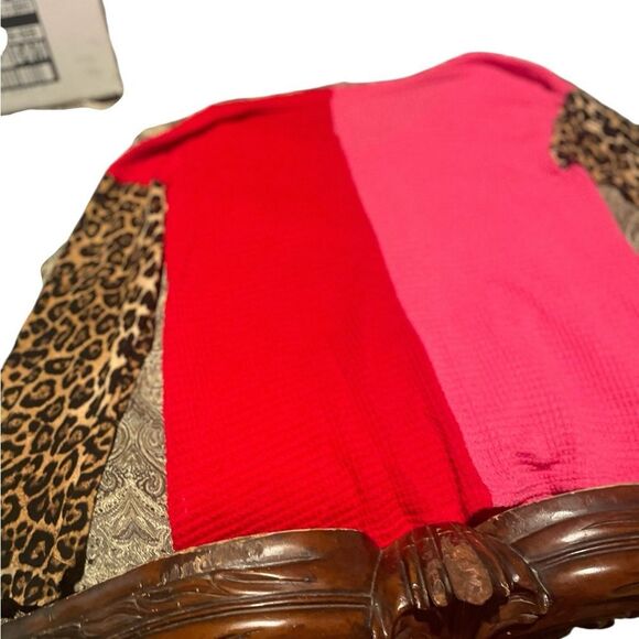 Vince Camuto size large Pink and Red Colorblock Sweater with Leopard Sleeves - Picture 2 of 2